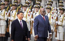 Mai 2023, Félix Tshisekedi effectue sa première visite d’État à Pékin. Ici, aux côtés de son homologue Xi Jinping.THOMAS PETER/POOL/AFP