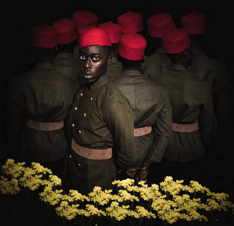 Thiaroye, 1944 Cette image exhume la mémoire de tirailleurs massacrés à Thiaroye, au Sénégal, ayant protesté contre le non-respect d’engagements pris par la France. Dignes, trahis, ils tournent le dos.